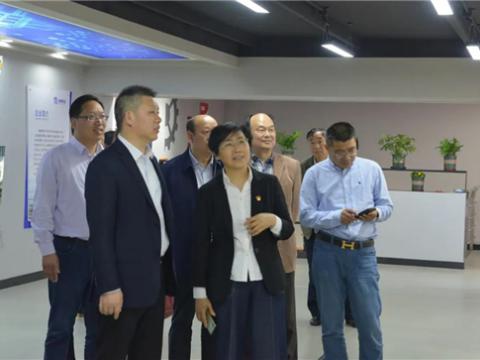 镇江市委组织部、、关工委、、市场监视治理局等一行向导来我公司调研关工委事情